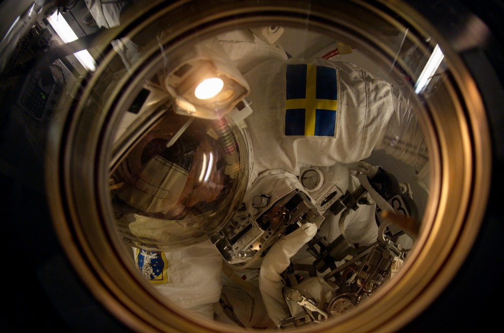 STS-116 MS Fuglesang in the A/L on the ISS