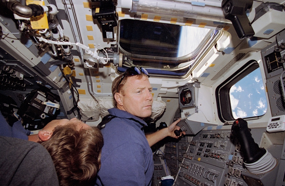 STS-69 crew on flight deck during Wake Shield retrieval