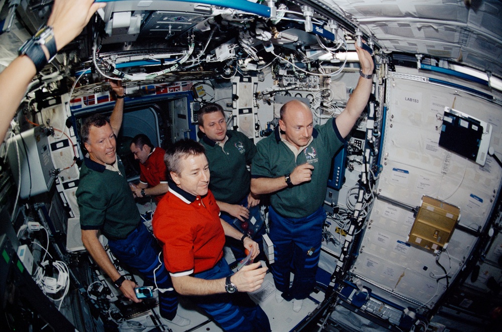 Expedition Three, Expedition Four and STS-108 crews meet in Destiny