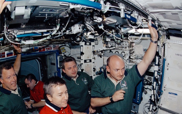 Expedition Three, Expedition Four and STS-108 crews meet in Destiny