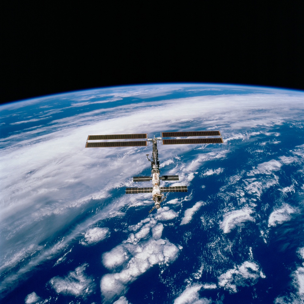 Views of the ISS during Endeavour's final flyaround for STS-97