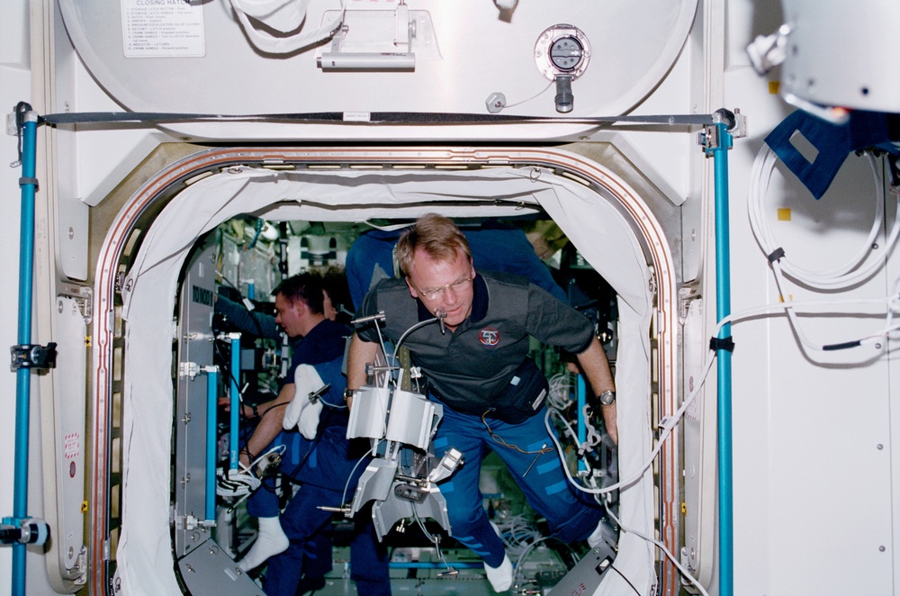 STS-102 crewmember activity in the ISS