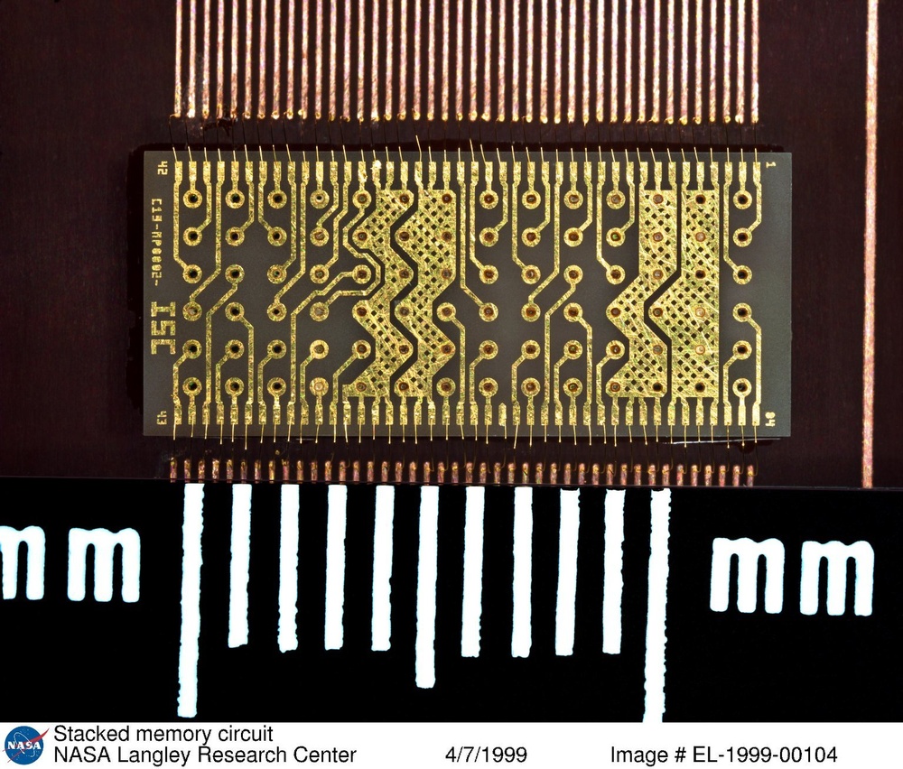 Stacked memory circuit