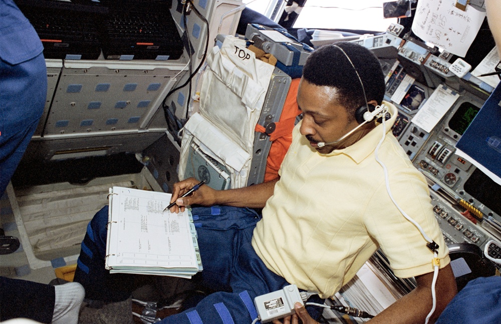 Crew activity in the flight deck during first EVA of STS-72