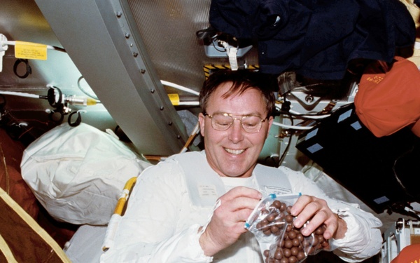 Ross and Newman prepare for their EVA on the middeck