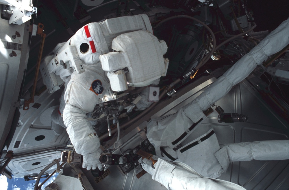 MS Ross secures aft MTS struts to the U.S. Lab during the second EVA of STS-110