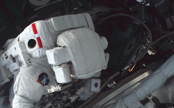 MS Ross secures aft MTS struts to the U.S. Lab during the second EVA of STS-110