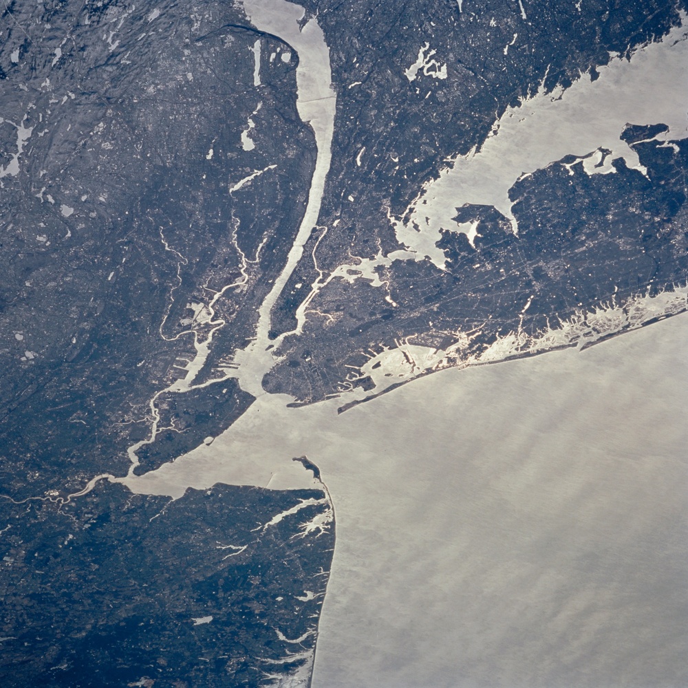 Earth observation views of New York City taken from OV-105 during STS-99