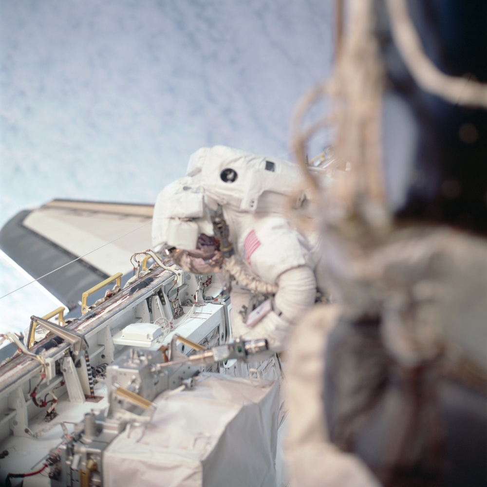 MS Parazynski uses a PGT in Endeavour's payload bay during the second EVA of STS-100