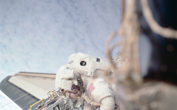 MS Parazynski uses a PGT in Endeavour's payload bay during the second EVA of STS-100