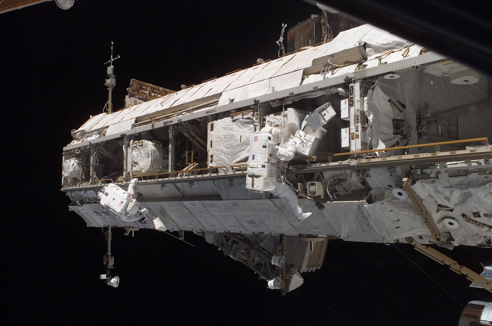 STS-115 MS Tanner and Stefanyshyn-Piper work on the S1 Truss during third EVA