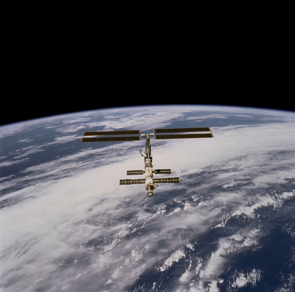 Views of the ISS during Endeavour's final flyaround for STS-97