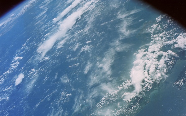 GEMINI-V - EARTH-SKY - (70mm Hasselblad) - OUTER SPACE