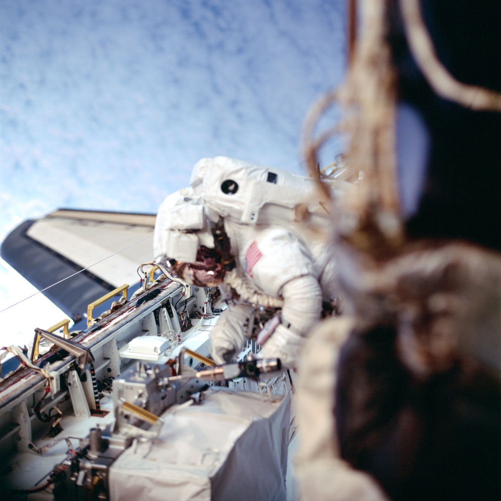 MS Parazynski uses a PGT in Endeavour's payload bay during the second EVA of STS-100