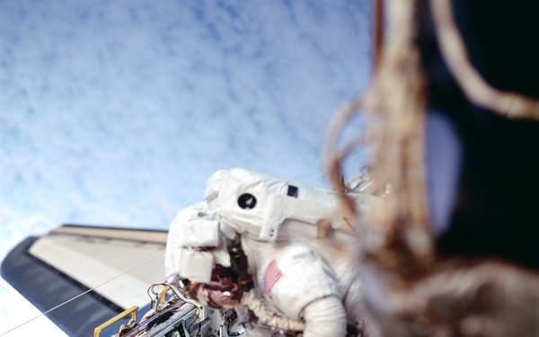 MS Parazynski uses a PGT in Endeavour's payload bay during the second EVA of STS-100