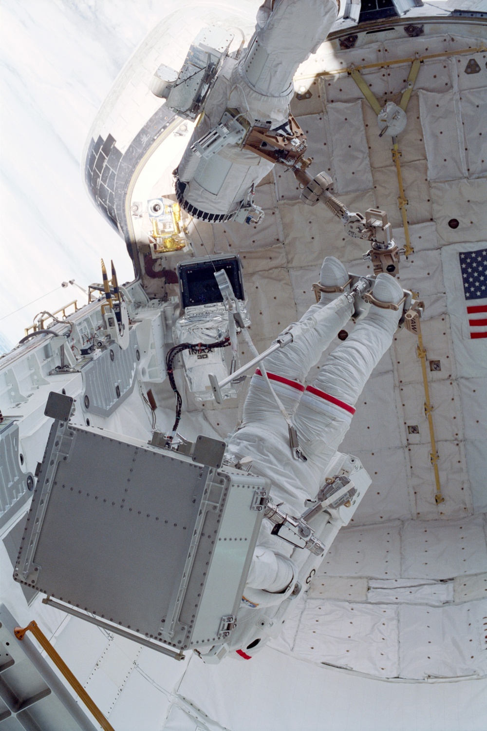 Chiao unstows ETSD from SLP to be installed on ISS