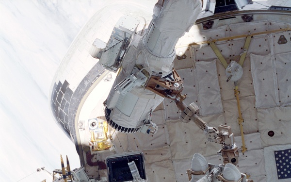 Chiao unstows ETSD from SLP to be installed on ISS