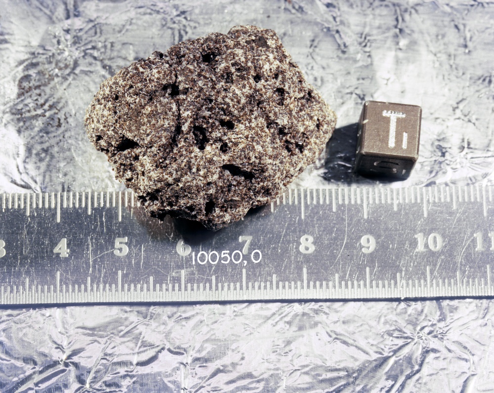 LUNAR SAMPLES -  APOLLO 11 (10050)