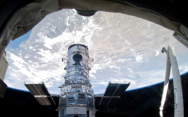View of the HST berthed to the Shuttle Atlantis