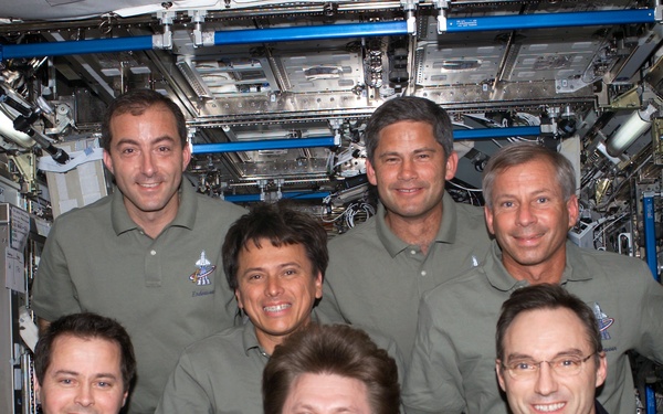 STS-111 UF-2 and Expedition Four crews group portrait in U.S. Lab
