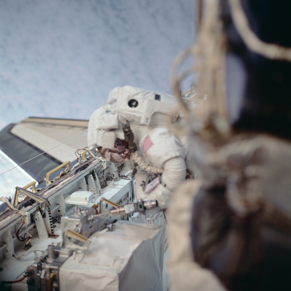 MS Parazynski uses a PGT in Endeavour's payload bay during the second EVA of STS-100