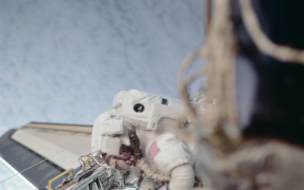 MS Parazynski uses a PGT in Endeavour's payload bay during the second EVA of STS-100