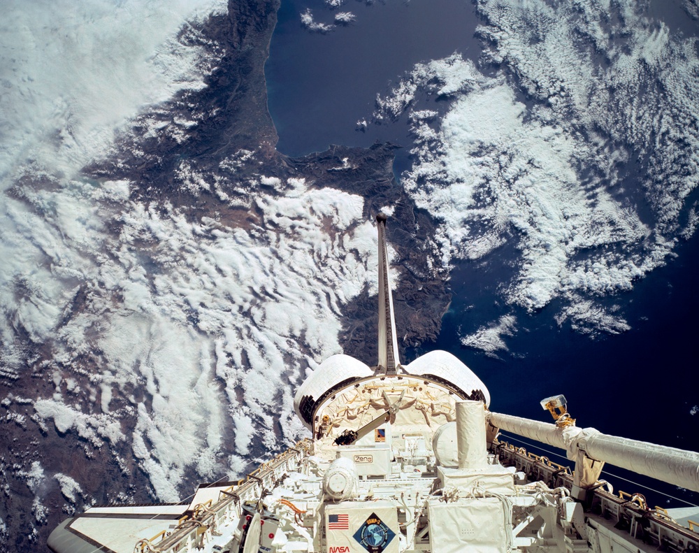 Earth observations from STS-62