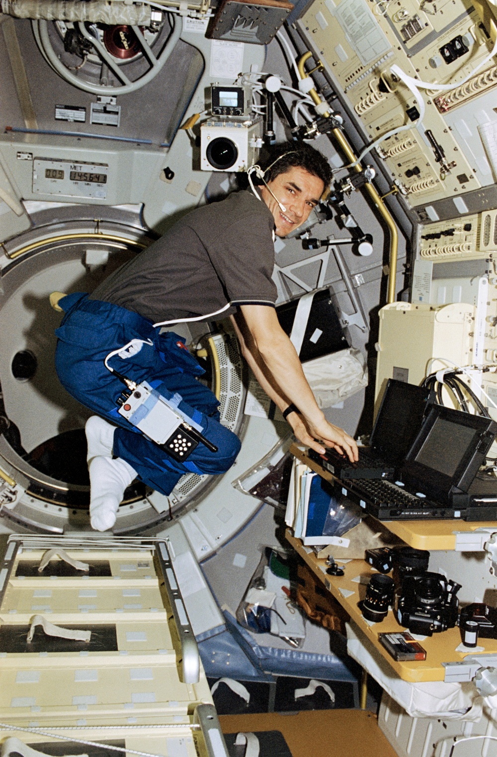 Linteris enters data into PGSC in the Spacelab module