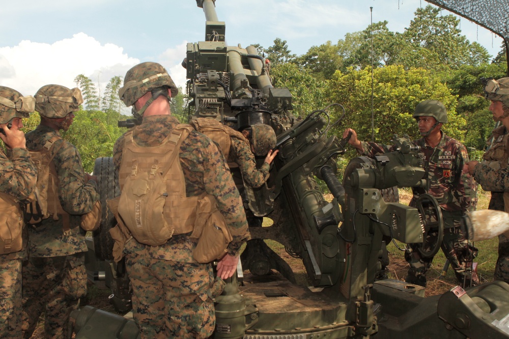 US, Philippine forces conduct artillery operations
