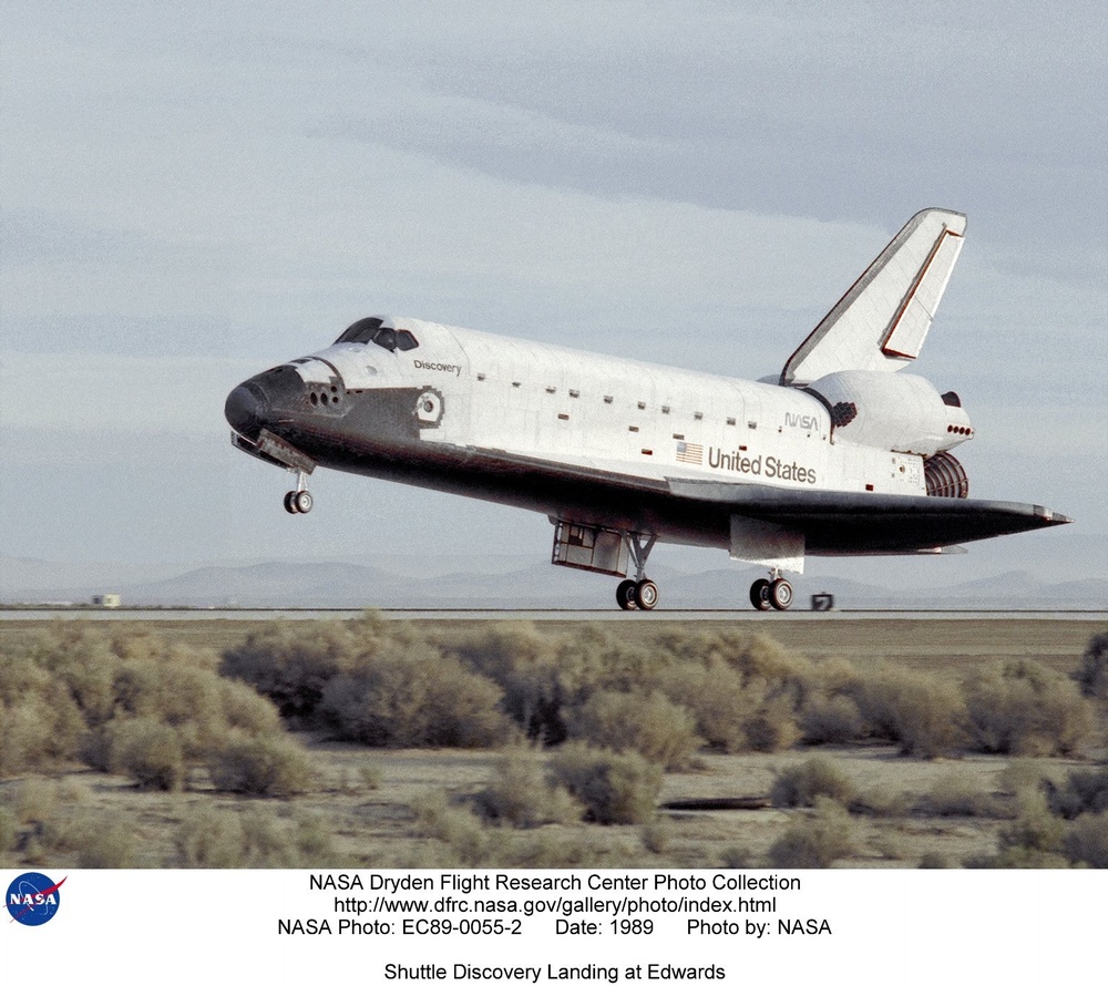 Shuttle Discovery Landing at Edwards