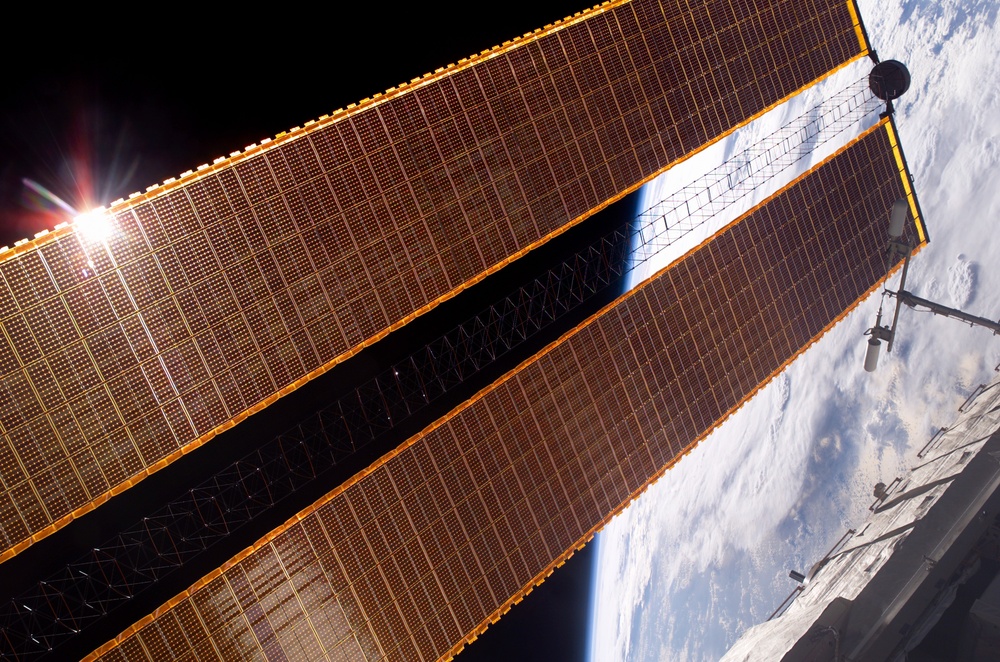 Second set of solar arrays on the ISS during Expedition 13 / STS-115 Joint Operations