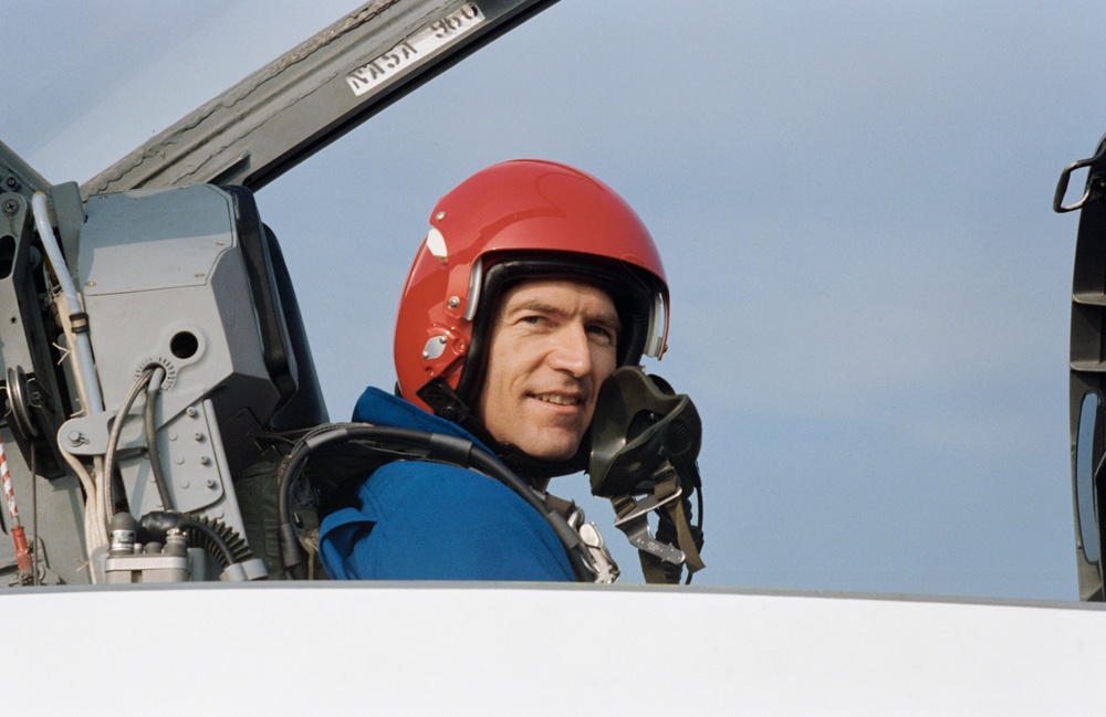 Payload Specialist Fred Leslie training in T-38 aircraft