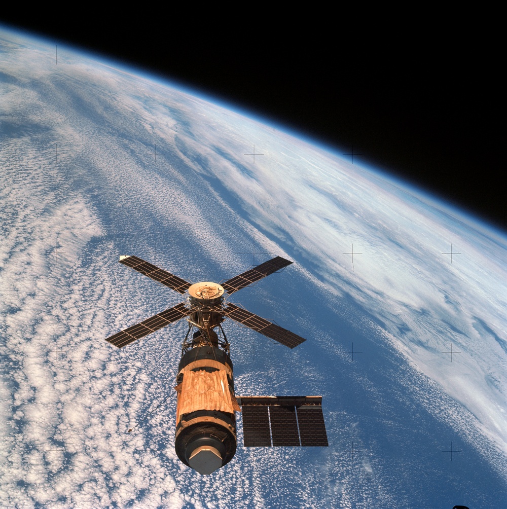 Skylab 4,Skylab overhead views after CM undocking