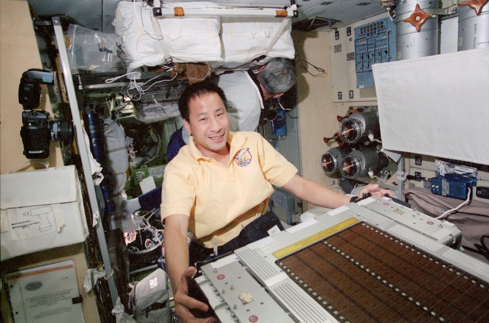 MS Lu installs the TVIS equipment in Zvezda during STS-106