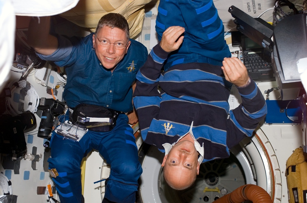 Kelly and Fossum in the orbiter MDK during STS-121