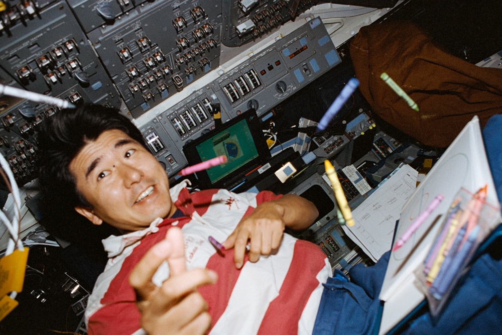 Doi draws a picture with soybean crayons