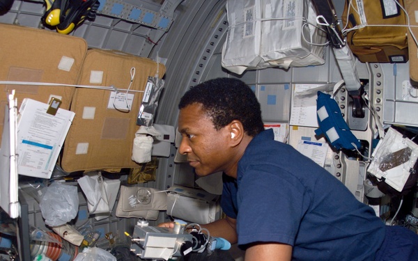 Anderson prepares for ARMS experiment OPS in SH during STS-107