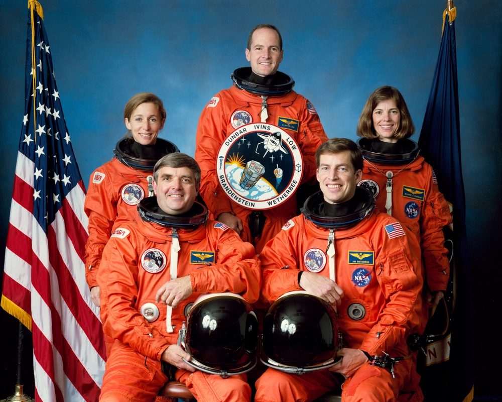 STS-32 COLUMBIA - ORBITER VEHICLE (OV)-102 - OFFICIAL CREW PORTRAIT