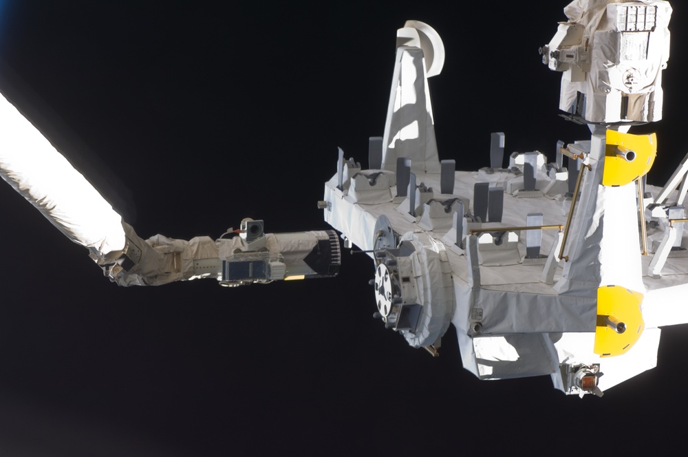 SSRMS transfers JLE to the RMS during Joint Operations