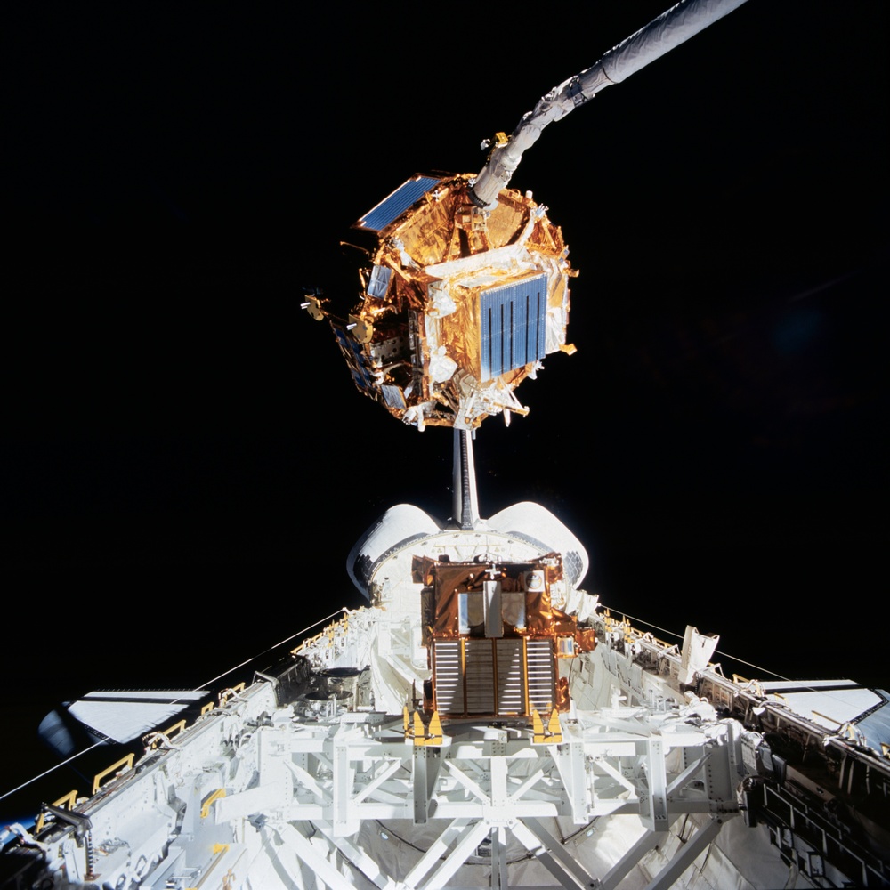 SFU retrieval and berth in shuttle orbiter Endeavour's payload bay