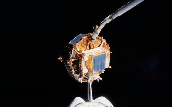 SFU retrieval and berth in shuttle orbiter Endeavour's payload bay