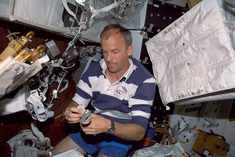 MS Voss and Williams examine EVA hardware prior to docking