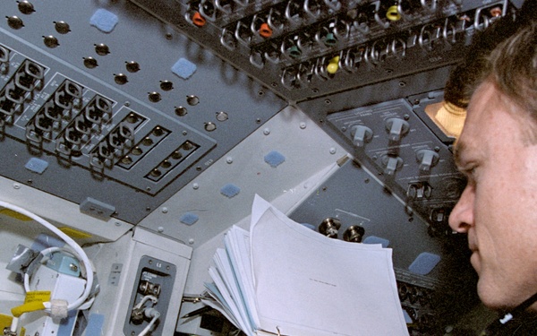 Flight deck activity during Japanese Space Flyer Unit (SFU) rendezvous and retrieval