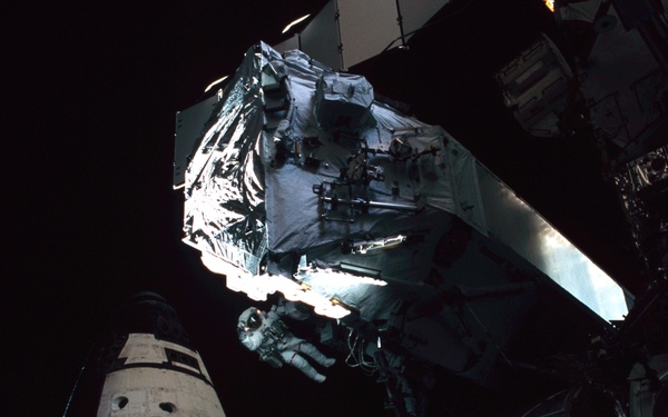 MS Ross works on the port side of the S0 Truss during the second EVA of STS-110