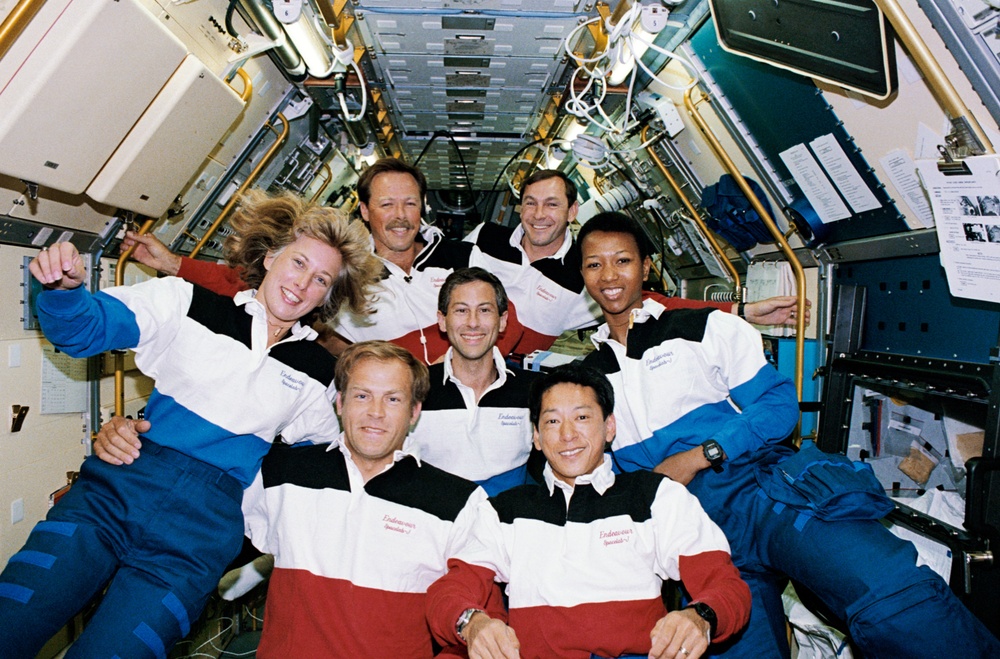 Portrait of crew of STS-47
