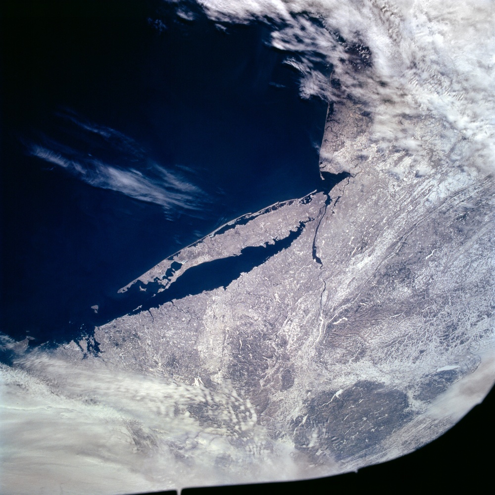 Earth observations from STS-62