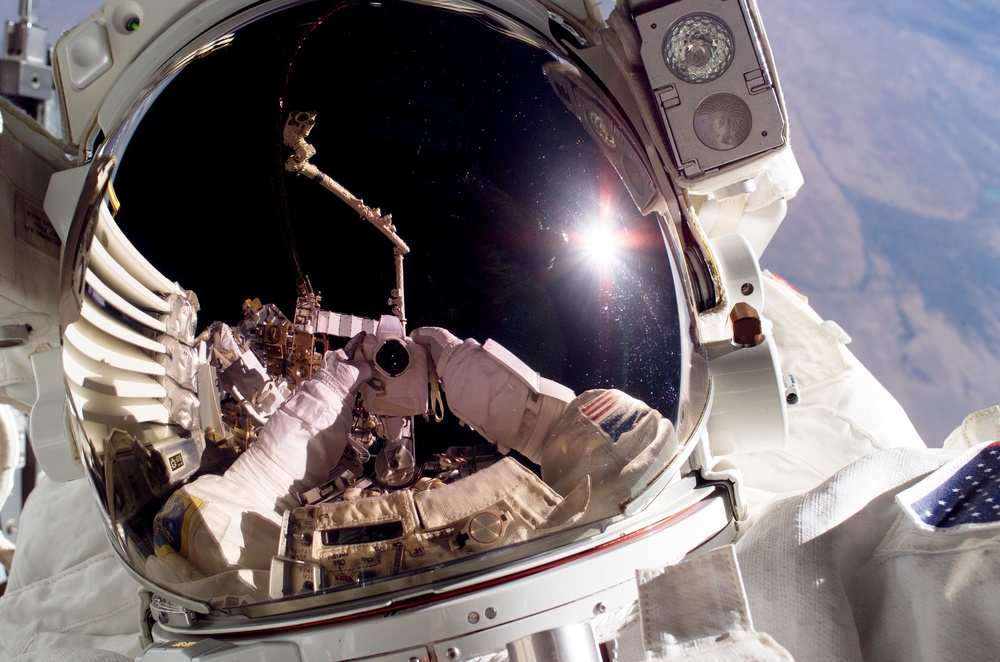 Tanner performs first EVA during STS-115 / Expedition 13 joint operations