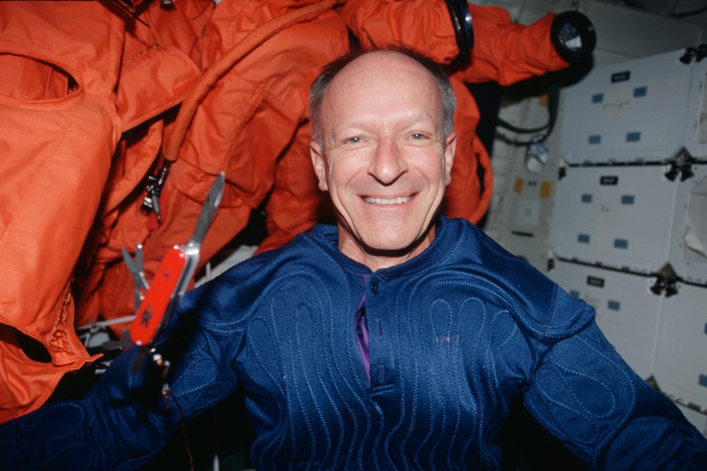 MS Nicollier and Smith on middeck in their LES