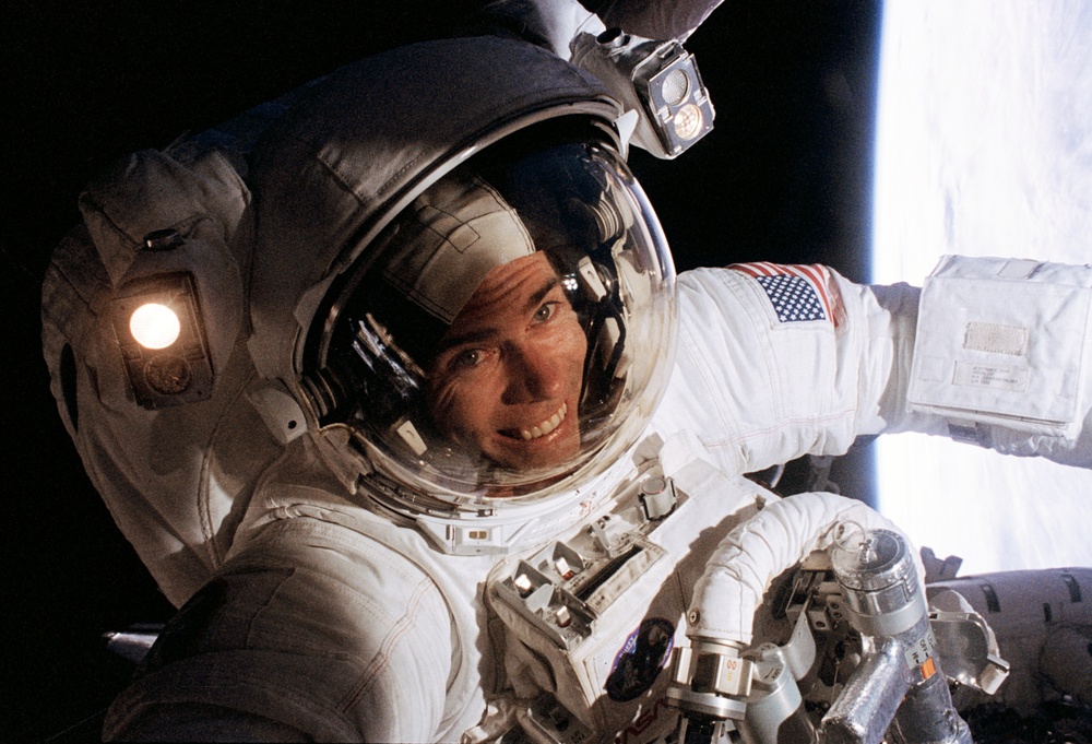 Activity during first EVA of STS-72 mission