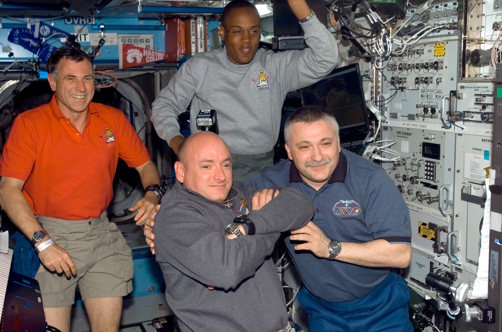 View of STS-118 / Expedition 15 Crewmembers in the U.S. Laboratory